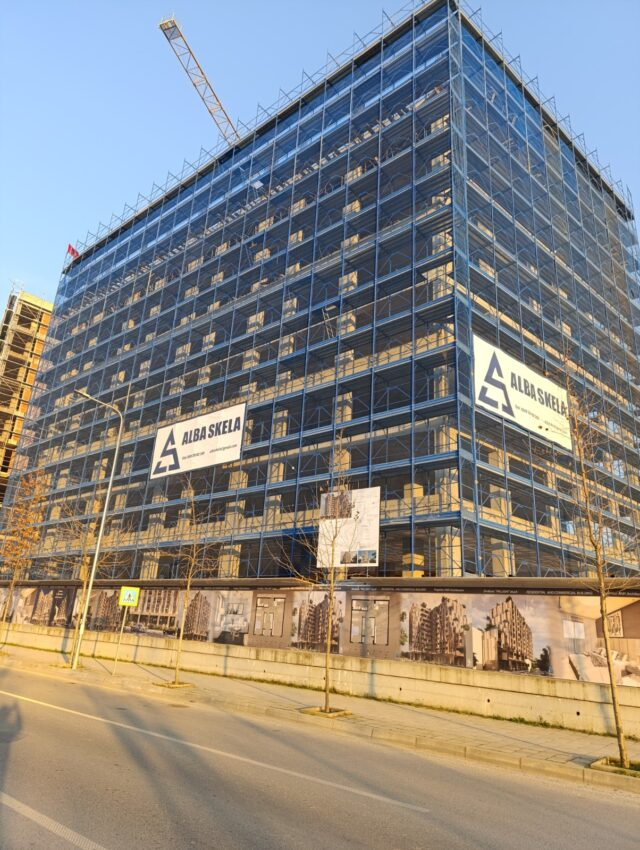 Apartament 2+1+2, Materniteti i Ri